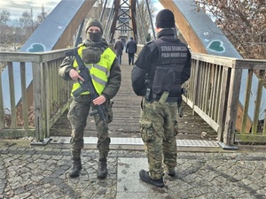 Funkcjonariusze Nadodrzańskiego Oddziału Straży Granicznej za służbami wspomagającymi podczas tymczasowej kontroli granicznej na polsko-niemieckiej granicy Funkcjonariusze Nadodrzańskiego Oddziału Straży Granicznej za służbami wspomagającymi podczas tymczasowej kontroli granicznej na polsko-niemieckiej granicy