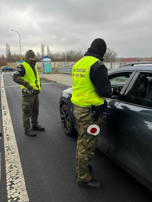 Funkcjonariusze Nadodrzańskiego Oddziału Straży Granicznej za służbami wspomagającymi podczas tymczasowej kontroli granicznej na polsko-niemieckiej granicy Funkcjonariusze Nadodrzańskiego Oddziału Straży Granicznej za służbami wspomagającymi podczas tymczasowej kontroli granicznej na polsko-niemieckiej granicy