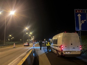 Funkcjonariusze Nadodrzańskiego Oddziału Straży Granicznej za służbami wspomagającymi podczas tymczasowej kontroli granicznej na polsko-niemieckiej granicy Funkcjonariusze Nadodrzańskiego Oddziału Straży Granicznej za służbami wspomagającymi podczas tymczasowej kontroli granicznej na polsko-niemieckiej granicy