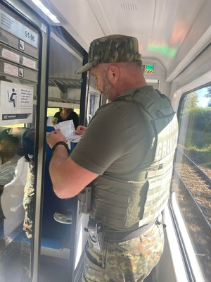 Funkcjonariusze Nadodrzańskiego Oddziału Straży Granicznej za służbami wspomagającymi podczas tymczasowej kontroli granicznej na międzynarodowych szlakach kolejowych Funkcjonariusze Nadodrzańskiego Oddziału Straży Granicznej za służbami wspomagającymi podczas tymczasowej kontroli granicznej na międzynarodowych szlakach kolejowych