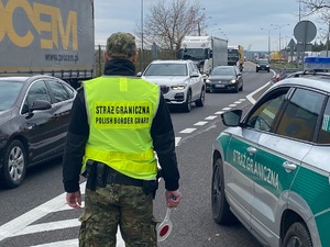 Funkcjonariusze Nadodrzańskiego Oddziału Straży Granicznej za służbami wspomagającymi podczas tymczasowej kontroli granicznej na polsko-niemieckiej granicy Funkcjonariusze Nadodrzańskiego Oddziału Straży Granicznej za służbami wspomagającymi podczas tymczasowej kontroli granicznej na polsko-niemieckiej granicy