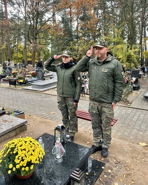 Funkcjonariusze Straży Granicznej oddający hołd zmarłym funkcjonariuszom Funkcjonariusze Straży Granicznej oddający hołd zmarłym funkcjonariuszom