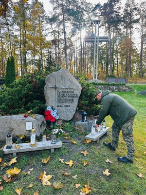 Funkcjonariusze Straży Granicznej oddający hołd zmarłym funkcjonariuszom Funkcjonariusze Straży Granicznej oddający hołd zmarłym funkcjonariuszom